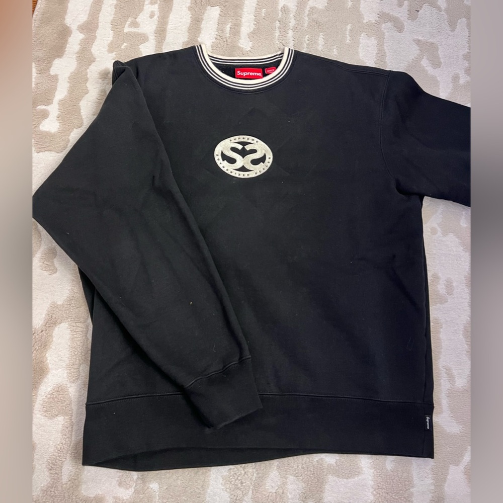 Supreme crewneck sweater